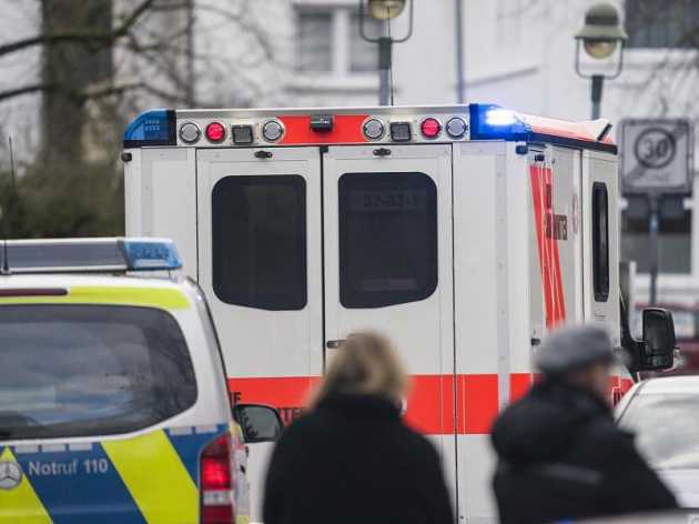 Ein Rettungswagen verlässt mit Blaulicht den Tatort im hessischen Obertshausen.   Foto: Frank Rumpenhorst/dpa